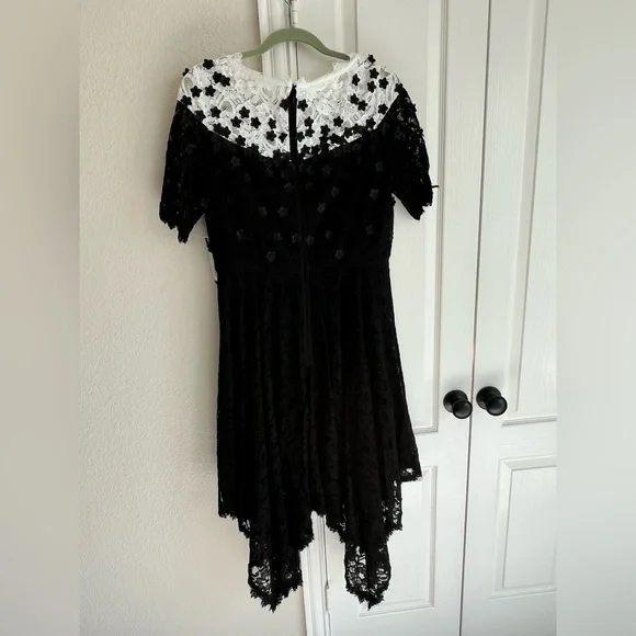 Shani floral appliqu lace A-line dress black white flowers size 10 -  threedaughtersproperties.com
